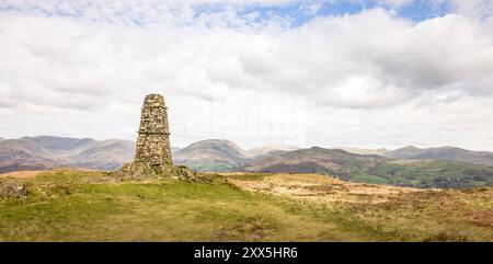 Monument auf dem Gipfel des Latterbarrow Hill in South Lakeland, Lake District, Cumbria, Großbritannien Stockfoto