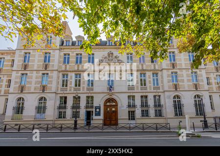 Fassade des Lycée Montaigne in Paris. Das Lycée Montaigne ist eine Pariser Schule, die Mittelschule, Gymnasium und Vorbereitungskurse anbietet Stockfoto