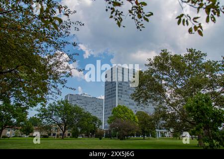 Die East und West Lafayette Towers im Lafayette Park in Detroit. Der Lafayette Park wurde zwischen 1956 und 1959 erbaut und beherbergt die weltweit größte Sammlung von Gebäuden von Mies van der Rohe. Es ist ein seltenes und bemerkenswertes Beispiel für die Bauhaus-Vision des Wohnens und eine einzigartige Zusammenarbeit zwischen Mies van der Rohe, Ludwig Hilberseimer und Alfred Caldwell. Das Viertel ist im National Register of Historic Places als Mies van der Rohe Historic District aufgeführt. Der Bezirk besteht aus vier Komponenten: Der Plaisance, dem Pavillion, dem Ost- und dem Westturm und dem privaten o Stockfoto