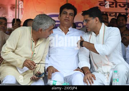 NEW DELHI, INDIEN - 22. AUGUST: Ehemaliger Stellvertreter cm Rajasthan & General Secy. AICC Sachin Pilot und DPCC-Präsident Devender Yadav, EX-Abgeordneter Sandeep Dikshit und EX-MLA Anil Bhardwaj und Kongressparteiarbeiter und Unterstützer die Kongresspartei protestierten am Donnerstag in Jantar Mantar über die Forderung nach einer JPC-Sonde in den Fall Hindenburg, die Entfernung des SEBI-Chefs, Arbeitslosigkeit und Korruption während der Dharna/Demonstration gegen Arbeitslosigkeit, am 22. August 2024 in Neu-Delhi Indien. (Foto: Sonu Mehta/Hindustan Times/SIPA USA) Stockfoto