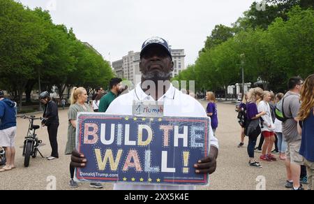 WASHINGTON D C/District of Columbia/USA./ 04. Mai. 2019/ männliche Spielkarte mit für Tump bauen die Wand in WashingtonDC USA (Foto: Francis Joseph Dean / Dean Pictures). (NICHT FÜR GEWERBLICHE ZWECKE) Stockfoto