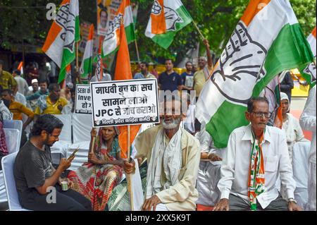 Neu-Delhi, Indien. August 2024. NEW DELHI, INDIEN - 22. AUGUST: Delhi Pradesh Kongress Arbeiter während einer Dharna, die den Rücktritt des SEBI-Chef Madhabiten Buch in Jantar Mantar am 22. August 2024 in Neu-Delhi, Indien forderte. (Foto: Sanjeev Verma/Hindustan Times/SIPA USA) Credit: SIPA USA/Alamy Live News Stockfoto