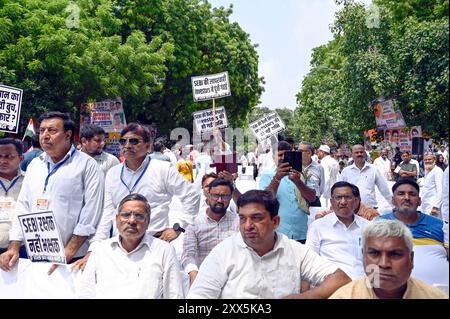 Neu-Delhi, Indien. August 2024. NEW DELHI, INDIEN - 22. AUGUST: Delhi Pradesh Kongress Arbeiter während einer Dharna, die den Rücktritt des SEBI-Chef Madhabiten Buch in Jantar Mantar am 22. August 2024 in Neu-Delhi, Indien forderte. (Foto: Sanjeev Verma/Hindustan Times/SIPA USA) Credit: SIPA USA/Alamy Live News Stockfoto