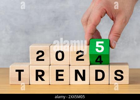Trends 2025 Konzept des Jahres. Konzept und Geschäftsplan zur Optimierung der Marketingtrends 2025 im neuen Jahr 2025. Finden Sie neue und Informationen. Hand drehen Stockfoto