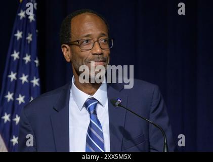 Washington, Usa. 13. Juni 2024. Clayton Turner, Direktor des Langley Research Center der NASA, hält während einer Veranstaltung, bei der ein neues System zur Koordinierung der Katastrophenbewältigung im Mary W. Jackson Building der NASA am 13. Juni 2024 in Washington, D.C. eingeführt wird. Das System wird Gemeinden und Organisationen auf der ganzen Welt Zugang zu Wissenschaft und Daten bieten, um Katastrophenhilfe zu leisten. Quelle: Bill Ingalls/NASA/Alamy Live News Stockfoto
