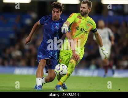 London, Großbritannien. August 2024. Chelsea's Marc Guiu und Servettes Jeremy Frick fordern den Ball während des Spiels der UEFA Europa Conference League in Stamford Bridge, London. Der Bildnachweis sollte lauten: Paul Terry/Sportimage Credit: Sportimage Ltd/Alamy Live News Stockfoto