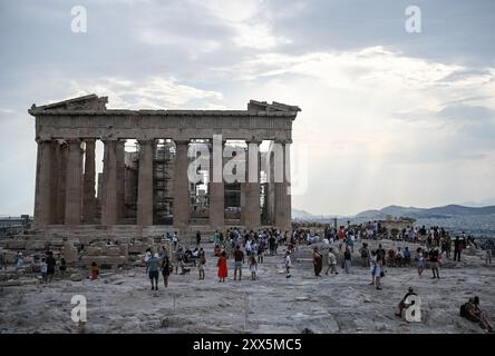 Touristen besuchen den Parthenon-Tempel in der Akropolis. Der Übertourismus in Griechenland nimmt im Vergleich zu 2023 mehr Touristen auf, was zu einem neuen Tourismusrekord führt. Stockfoto