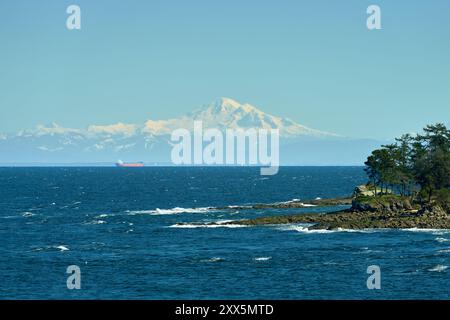 Mt Baker Salish Sea Vancouver Island. Mt. Baker über die Straße von Georgia von Vancouver Island bei Victoria. British Columbia, Kanada. Stockfoto