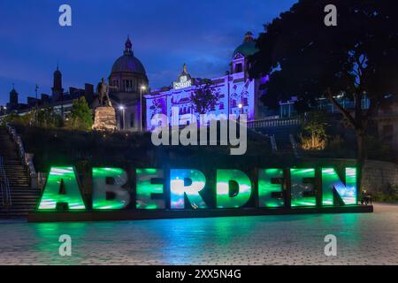 Beleuchtetes Aberden-Schild in Union Terrace Gardens im Stadtzentrum. Auf der linken Seite befindet sich die große Treppe, die in den Park führt Stockfoto