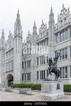 Teil des Marischal College, derzeit Sitz des Stadtrates von Aberdeen. Davor befindet sich die Statue von Robert the Bruce (Alan Beattie Herriot, 2011) Stockfoto