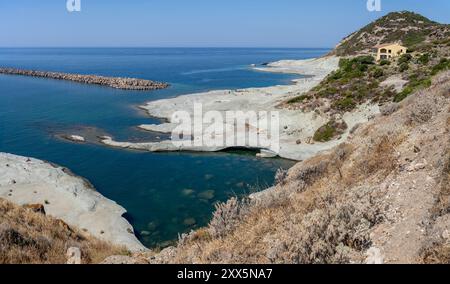 Cane Malu Beach, eine vulkanische Mondlandschaft neben dem Yachthafen Bosa auf Sardinien, Italien. Inmitten einer natürlichen und bergigen Umgebung Stockfoto