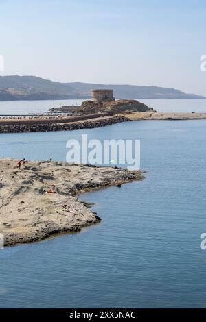 Ein Blick aus der Vogelperspektive auf den Strand Cane Malu mit Sonnenbaden in Sardinien mit dem Wellenbrecher der Touristenstadt Bosa Marina im Hintergrund. Vulkan Stockfoto