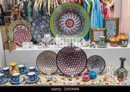Albaicin, Granada, Provinz Granada, Andalusien, Spanien. April 2023. Teller, Tassen und Katzenfiguren in einem Schaufenster in Granada. Stockfoto