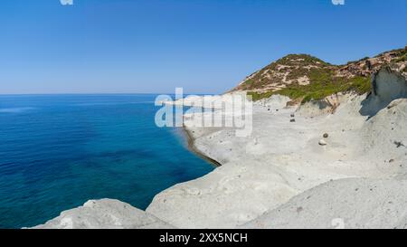 Blick auf den Strand Cane Malu in Sardinien, Italien, mit vulkanischen Felsformationen und türkisfarbenem Wasser umgeben von Vegetation. Eine einzigartige Gesteinsoberfläche mit Stockfoto