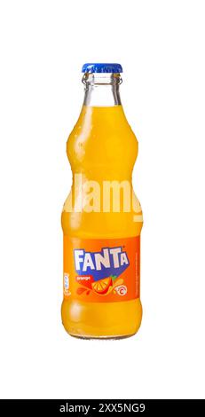 Chisinau, MOLDAU - 20. August 2024: Fanta Original Orange Limonade in Glasflasche isoliert auf weißem Hintergrund. Mit Beschneidungspfad Stockfoto