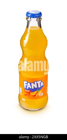 Chisinau, MOLDAU - 20. August 2024: Fanta Original Orange Limonade in Glasflasche isoliert auf weißem Hintergrund. Mit Beschneidungspfad Stockfoto