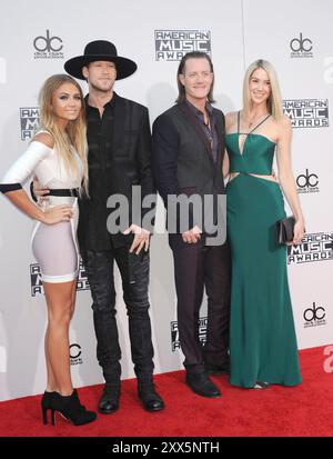 Brian Kelley und Tyler Hubbard von der Florida Georgia Line und Hayley Stommel bei den American Music Awards 2015, die am 22. November 2015 im Microsoft Theater in Los Angeles, USA, stattfanden. Stockfoto