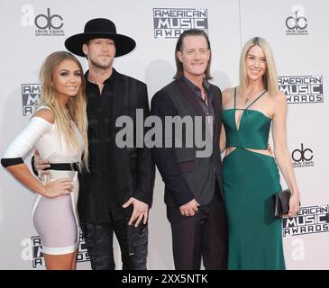 Brian Kelley und Tyler Hubbard von der Florida Georgia Line und Hayley Stommel bei den American Music Awards 2015, die am 22. November 2015 im Microsoft Theater in Los Angeles, USA, stattfanden. Stockfoto