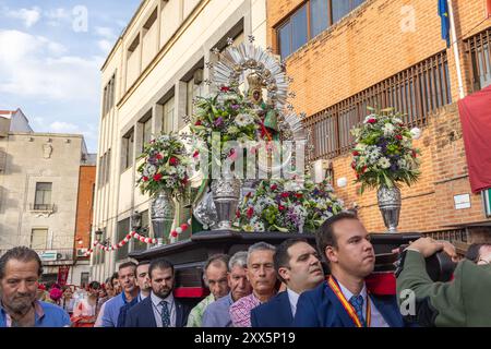 Andujar, Provinz Jaen, Andalusien, Spanien. April 2023. Eine Statue der Jungfrau de la Cabeza, die während einer Prozession bei einer religiösen festiva getragen wird Stockfoto