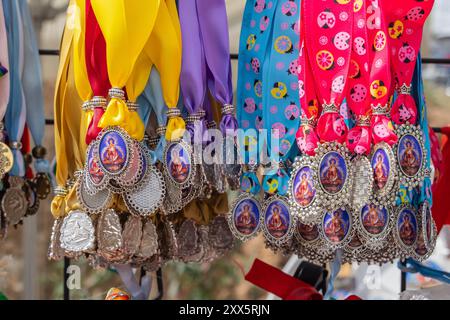 Virgen de la Cabeza, Andujar, Provinz Jaen, Andalusien, Spanien. 30. April 2023. Religiöse Medaillons zum Verkauf bei der jährlichen Wallfahrt für die Jungfrau d Stockfoto