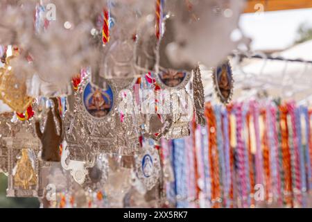 Virgen de la Cabeza, Andujar, Provinz Jaen, Andalusien, Spanien. 30. April 2023. Religiöse Medaillons zum Verkauf bei der jährlichen Wallfahrt für die Jungfrau d Stockfoto