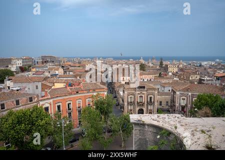 Catania, Italien - 18. Mai 2024: Blick auf die Stadt von der Aussichtsplattform auf der Kirche San Nicolo l'Arena. Stockfoto