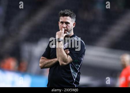 Thessaloniki, Griechenland. August 2024. Shamrock Trainer Stephen Bradley während eines Europa League Playoffs zwischen PAOK FC und Shamrock Rovers. PAOK gewann das Spiel mit 4:0. (Kreditbild: © Giannis Papanikos/ZUMA Press Wire) NUR REDAKTIONELLE VERWENDUNG! Nicht für kommerzielle ZWECKE! Stockfoto