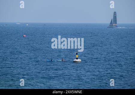 Barcelona, Spanien. August 2024. Nach dem Copa America Competition werden zwei Schwimmer auf Surfbrettern gesehen. Der Louis Vuitton Preliminary Regatta 2024 America's Cup hat heute Morgen die ersten Vorläufe gestartet. Besucher, Touristen und Einwohner konnten das erste Rennen des Wettbewerbs kostenlos von den Aussichtspunkten an der Küste und auf großen Bildschirmen in den Fan Zones genießen. (Foto: Paco Freire/SOPA Images/SIPA USA) Credit: SIPA USA/Alamy Live News Stockfoto