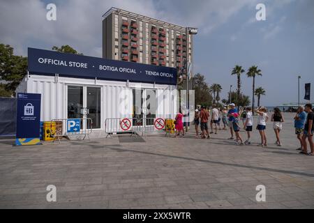 Barcelona, Spanien. August 2024. Eine Schlange wartet auf die Eröffnung des offiziellen Copa América-Geschäfts auf der Plac del Mar. Die Louis Vuitton Preliminary Regatta 2024 America's Cup hat heute Morgen die ersten Vorläufe gestartet. Besucher, Touristen und Einwohner konnten das erste Rennen des Wettbewerbs kostenlos von den Aussichtspunkten an der Küste und auf großen Bildschirmen in den Fan Zones genießen. (Foto: Paco Freire/SOPA Images/SIPA USA) Credit: SIPA USA/Alamy Live News Stockfoto