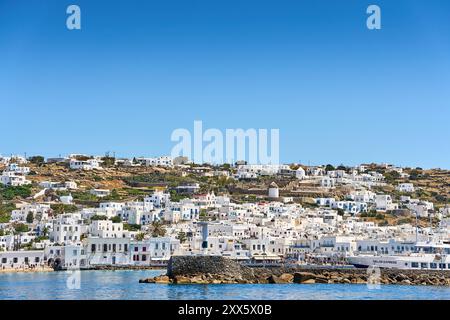 Mykonos, Griechenland - 7. Mai 2024: Die Stadt Mykonos auf der griechischen Insel mit dem gleichen Namen, bekannt für ihre weiß getünchten Häuser und das tiefblaue Meer. Blick auf einen Leuchtturm im alten Hafen *** die Stadt Mykonos auf der gleichnamigen griechischen Insel, bekannt für ihre weiß getünchten Häuser und das tiefblaue Meer. Blick auf einen Leuchtturm im alten Hafen der Stadt Stockfoto