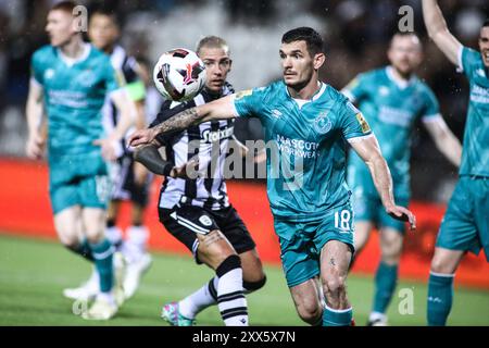 Thessaloniki, Griechenland. August 2024. Shamrock's Trevor Clarke in Aktion während eines Europa League Playoffs zwischen PAOK FC und Shamrock Rovers. PAOK gewann das Spiel mit 4:0. (Kreditbild: © Giannis Papanikos/ZUMA Press Wire) NUR REDAKTIONELLE VERWENDUNG! Nicht für kommerzielle ZWECKE! Stockfoto