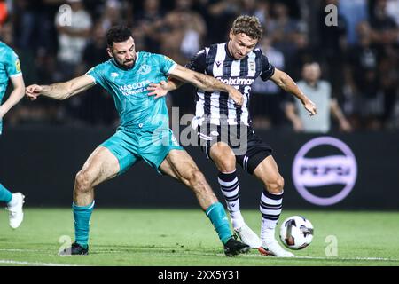 Thessaloniki, Griechenland. August 2024. PAOK Fedor Chalov (rechts) und Shamrock Roberto Lopes (links) kämpfen um den Ball während eines Europa League Playoffs zwischen PAOK FC und Shamrock Rovers. PAOK gewann das Spiel mit 4:0. (Kreditbild: © Giannis Papanikos/ZUMA Press Wire) NUR REDAKTIONELLE VERWENDUNG! Nicht für kommerzielle ZWECKE! Stockfoto