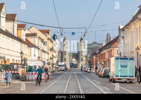 Potsdam, Deutschland - 30. März 2024: Malerischer Blick von der Fiedrich Ebert Straße zum Nauener Tor in Potsdam. Es ist einer der drei erhaltenen Torten Stockfoto