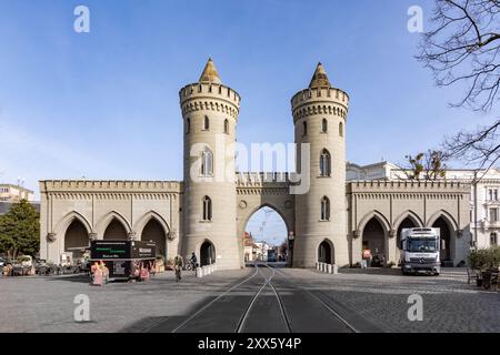 Potsdam, Deutschland - 30. März 2024: Malerischer Blick von der Fiedrich Ebert Straße zum Nauener Tor in Potsdam. Es ist einer der drei erhaltenen Torten Stockfoto