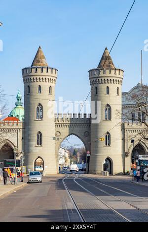 Potsdam, Deutschland - 30. März 2024: Malerischer Blick von der Fiedrich Ebert Straße zum Nauener Tor in Potsdam. Es ist einer der drei erhaltenen Torten Stockfoto