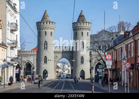 Potsdam, Deutschland - 30. März 2024: Malerischer Blick von der Fiedrich Ebert Straße zum Nauener Tor in Potsdam. Es ist einer der drei erhaltenen Torten Stockfoto