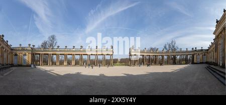 Potsdam, Deutschland - 30. März 2024: Kollonaden im Schloss und Park Sanssouci, Potsdam Stockfoto