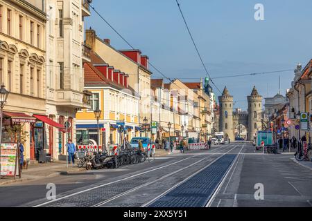 Potsdam, Deutschland - 30. März 2024: Malerischer Blick von der Fiedrich Ebert Straße zum Nauener Tor in Potsdam. Es ist einer der drei erhaltenen Torten Stockfoto