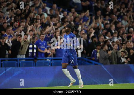 London, Großbritannien. August 2024. London, England, 22. August 2024: Noni Madueke (11 Chelsea) feiert, nachdem er während des UEFA Conference League-Spiels zwischen Chelsea und Servette in der Stamford Bridge in London ein Tor geschossen hat (Alexander Canillas/SPP). /Alamy Live News Stockfoto