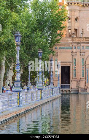 Casco Antiguo, Sevilla, Provinz Sevilla, Andalusien, Spanien. Mai 2023. Dekorierte Geländer entlang eines Kanals auf dem Spanischen Platz in Sevilla. Stockfoto