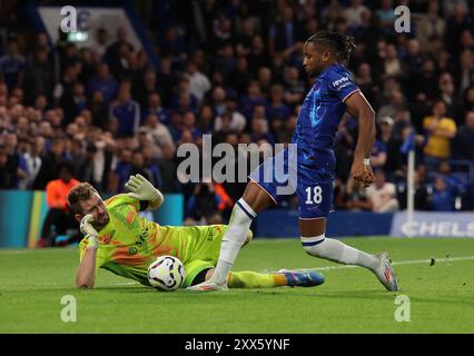 London, Großbritannien. August 2024. Chelsea's Christopher Nkunku wird von Servettes Jeremy Frick vergoldet und gewinnt einen Elfmeter beim Spiel der UEFA Europa Conference League in Stamford Bridge, London. Der Bildnachweis sollte lauten: Paul Terry/Sportimage Credit: Sportimage Ltd/Alamy Live News Stockfoto