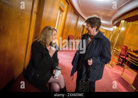 Norske Janne Myrdal (t.h.) er nyvalgt delstats-Senator i Nord-Dakota. Etter måneder med Protester klarte Sioux-indianerne ved Standing Rock Og deres støttespillere å Stoppe US Army Corps of Engineers Fra å bygge den omstridte DAPL - Dakota Access Pipeline - under relven som går rett gjennom Dakota-indianernes Reservat. Aksjonene fikk også gamle motsetninger mellom indianerne Og norskamerikanerne til overflaten. Stockfoto