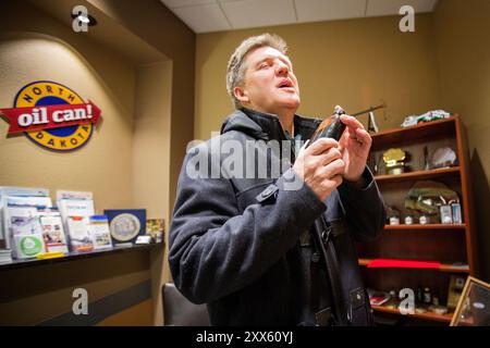 Presidenten i Nord Dakota Petroleum Council, Ron Ness, skryter spøkefullt AV lukten Fra flasken med skiferolje Fra Bakken-feltet, som dekker mesteparten AV Nord-Dakota. Etter måneder med protester klarte Sioux-indianerne ved Standing Rock Og deres støttespillere å Stoppe US Army Corps of Engineers Fra å bygge den omstridte DAPL - Dakota Access Pipeline - under elven som går rett gjennom Dakota-indianernes Reservat. Aksjonene fikk også gamle motsetninger mellom indianerne Og norskamerikanerne til overflaten. Stockfoto