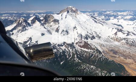 Aus der Vogelperspektive des Mount Iliamna (oder Iliamna Volcano) in der Chigmit Mountain Range - Lake Clark National Park and Preserve, Alaska Stockfoto