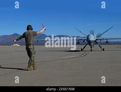 Ein US-Dienstmitglied, das Fort Huachuca, Ariz, zugewiesen wurde, fährt mit einem unbemannten Luftfahrzeug des MQ-9 Reaper. Foto vom Stabsleiter Abbey Rieves Stockfoto