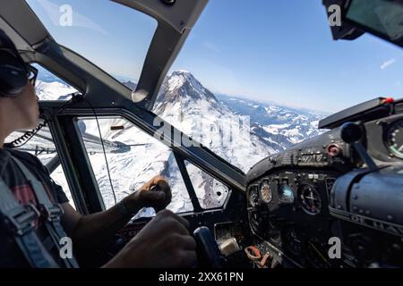 Aus der Vogelperspektive des Mount Iliamna (oder Iliamna Volcano) in der Chigmit Mountain Range - Lake Clark National Park and Preserve, Alaska Stockfoto