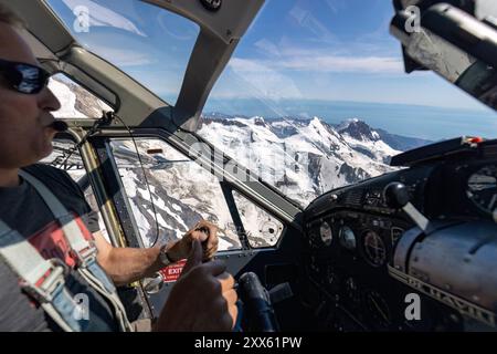 Aus der Vogelperspektive des Mount Iliamna (oder Iliamna Volcano) in der Chigmit Mountain Range - Lake Clark National Park and Preserve, Alaska Stockfoto