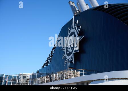 10. Mai 2024: Das auffällige MSC-Logo auf dem Trichter eines Kreuzfahrtschiffes. Logo der italienischen Mittelmeer-Reederei *** das markante MSC-Logo auf dem Schornstein eines Kreuzfahrtschiffs. Logo der italienischen Mediterranean Shipping Company Stockfoto