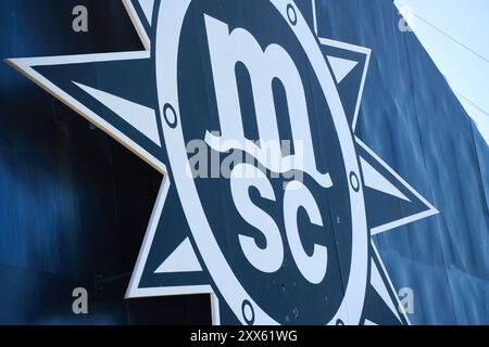 10. Mai 2024: Das auffällige MSC-Logo auf dem Trichter eines Kreuzfahrtschiffes. Logo der italienischen Mittelmeer-Reederei *** das markante MSC-Logo auf dem Schornstein eines Kreuzfahrtschiffs. Logo der italienischen Mediterranean Shipping Company Stockfoto