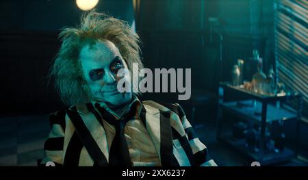 BeetleJuice BeetleJuice (2024) unter der Regie von Tim Burton. Michael Keaton kehrt zurück, um seine Rolle als der miskrete BeetleJuice in dieser lang erwarteten Fortsetzung des Originals von 1988 wiederzubeleben. Werbefoto ***NUR REDAKTIONELLE VERWENDUNG***. Quelle: BFA / Warner Bros Stockfoto